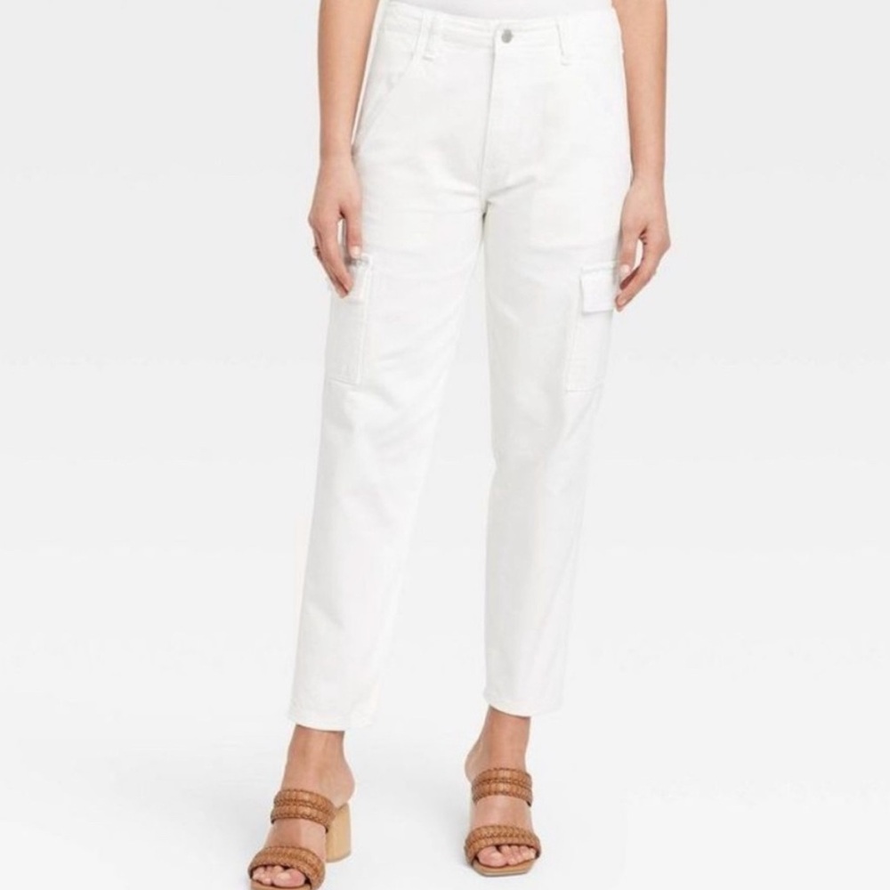 Universal Threads Off White Mid-Rise Boyfriend Cargo Jeans
